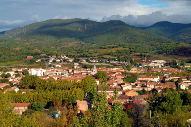 Une vue du village de Saint-Chinian